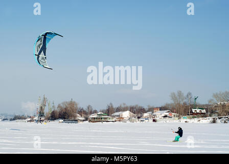 PERM, Russland - 23. FEBRUAR 2018: snowkiter gleitet auf dem Eis der Kama Behälter Stockfoto