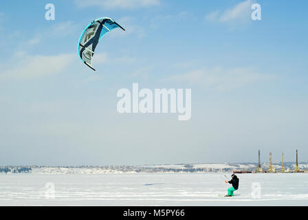 PERM, Russland - 23. FEBRUAR 2018: snowkiter gleitet auf dem Eis der Kama Behälter Stockfoto