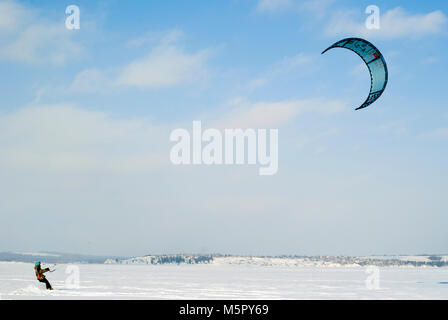 PERM, Russland - 23. FEBRUAR 2018: snowkiter gleitet auf dem Eis der Kama Behälter Stockfoto