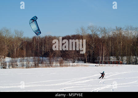 PERM, Russland - 23. FEBRUAR 2018: snowkiter gleitet auf dem Eis der Kama Behälter Stockfoto