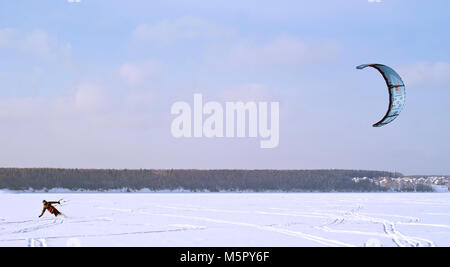 PERM, Russland - 23. FEBRUAR 2018: snowkiter gleitet auf dem Eis der Kama Behälter Stockfoto