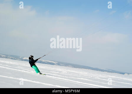 PERM, Russland - 23. FEBRUAR 2018: snowkiter gleitet auf dem Eis der Kama Behälter Stockfoto