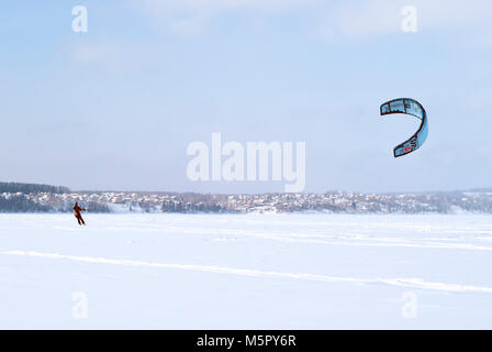 PERM, Russland - 23. FEBRUAR 2018: snowkiter gleitet auf dem Eis der Kama Behälter Stockfoto