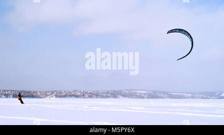 PERM, Russland - 23. FEBRUAR 2018: snowkiter gleitet auf dem Eis der Kama Behälter Stockfoto