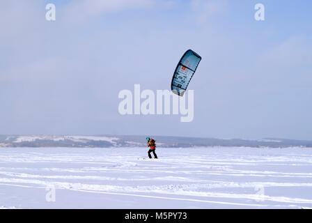 PERM, Russland - 23. FEBRUAR 2018: snowkiter gleitet auf dem Eis der Kama Behälter Stockfoto