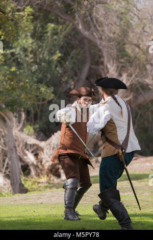 2 Männer Praxis Schwert fechten an einem Amerikanischen Revolution reenactment in Huntington Beach Kalifornien USA Stockfoto