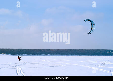 PERM, Russland - 23. FEBRUAR 2018: snowkiter gleitet auf dem Eis der Kama Behälter Stockfoto