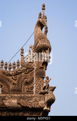 Kunstvolle Dekorationen auf einer hölzernen Dach an der Shwenandaw Kloster (auch als Golden Palace Kloster bekannt) in Mandalay, Myanmar (Birma). Stockfoto