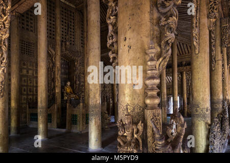 Im hölzernen Shwenandaw Kloster (auch bekannt als Golden Palace-Kloster) in Mandalay, Myanmar (Burma). Stockfoto