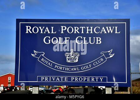 Bilder zeigen die Wales Coas tPath und die Royal Porthcawl Golf Club, der an die Küste angrenzenden Weg läuft bei Porthcawl in Bridgend Countt Stockfoto