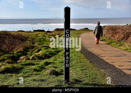 Bilder zeigen die Wales Coas tPath und die Royal Porthcawl Golf Club, der an die Küste angrenzenden Weg läuft bei Porthcawl in Bridgend Countt Stockfoto