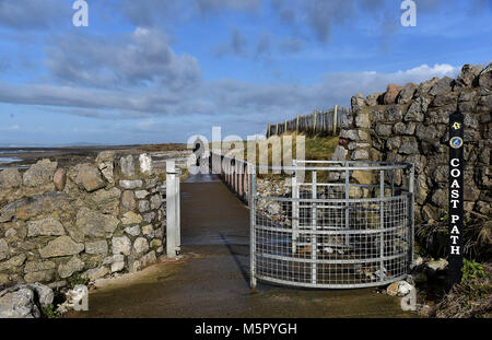 Bilder zeigen die Wales Coas tPath und die Royal Porthcawl Golf Club, der an die Küste angrenzenden Weg läuft bei Porthcawl in Bridgend Countt Stockfoto