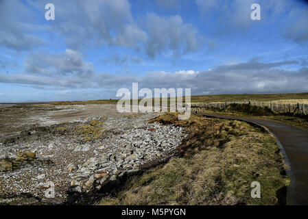 Bilder zeigen die Wales Coas tPath und die Royal Porthcawl Golf Club, der an die Küste angrenzenden Weg läuft bei Porthcawl in Bridgend Countt Stockfoto