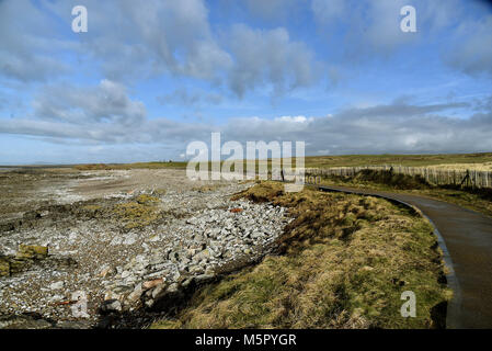 Bilder zeigen die Wales Coas tPath und die Royal Porthcawl Golf Club, der an die Küste angrenzenden Weg läuft bei Porthcawl in Bridgend Countt Stockfoto