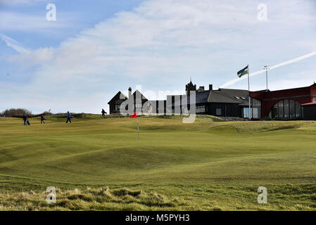 Bilder zeigen die Wales Coas tPath und die Royal Porthcawl Golf Club, der an die Küste angrenzenden Weg läuft bei Porthcawl in Bridgend Countt Stockfoto