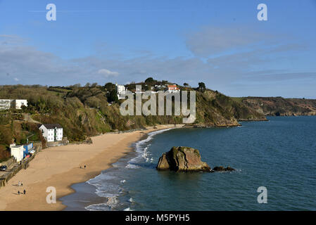 Tenby, South Pembrokeshire. Bilder zeigen die North Beach und dem Hafen. Tenby wurde durch die Invasion der Normannen. Der Strand wurde mit der blauen Flagge ausgezeichnet worden. Stockfoto