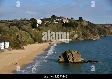 Tenby, South Pembrokeshire. Bilder zeigen die North Beach und dem Hafen. Tenby wurde durch die Invasion der Normannen. Der Strand wurde mit der blauen Flagge ausgezeichnet worden. Stockfoto