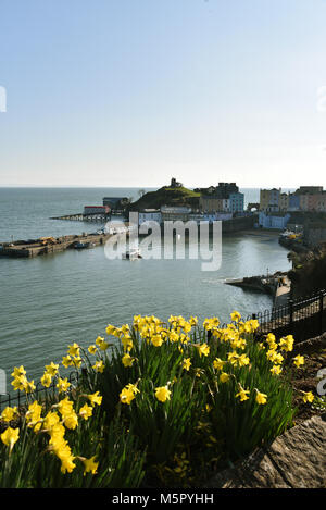 Tenby, South Pembrokeshire. Bilder zeigen die North Beach und dem Hafen. Tenby wurde durch die Invasion der Normannen. Der Strand wurde mit der blauen Flagge ausgezeichnet worden. Stockfoto