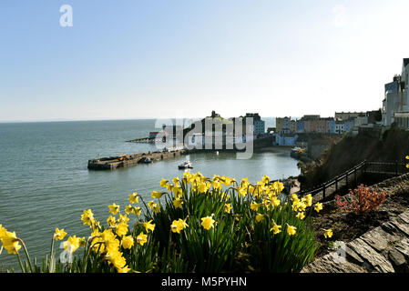 Tenby, South Pembrokeshire. Bilder zeigen die North Beach und dem Hafen. Tenby wurde durch die Invasion der Normannen. Der Strand wurde mit der blauen Flagge ausgezeichnet worden. Stockfoto