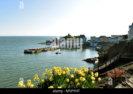 Tenby, South Pembrokeshire. Bilder zeigen die North Beach und dem Hafen. Tenby wurde durch die Invasion der Normannen. Der Strand wurde mit der blauen Flagge ausgezeichnet worden. Stockfoto