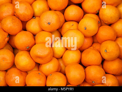 Handvoll frische Mandarinen auf Markt Stockfoto