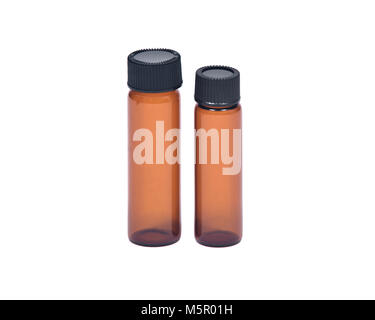 Braun Reisemedizin Durchstechflaschen mit Kappen auf weißem Hintergrund Stockfoto