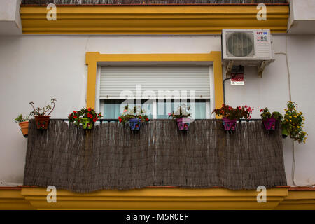Balkon. Balkon mit Blumenkästen. Estepona, Malaga, Spanien. Bild aufgenommen - 24. Februar 2018. Stockfoto