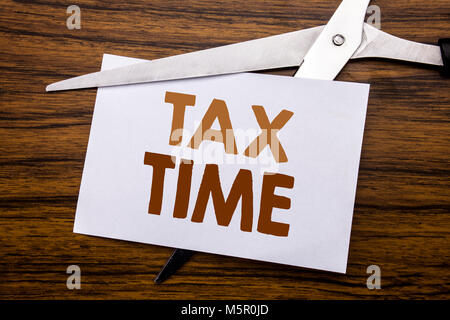 Hand schreiben Bildunterschrift inspiration Übersicht Steuer Zeit. Business Konzept für Steuern Finanzen Erinnerung auf Notiz geschrieben, Holz- mit bunten Schere Stockfoto