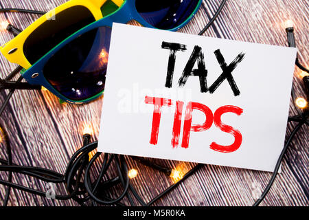 Schreiben Text Übersicht Steuer Tipps. Business Konzept für Tipp Forn Steuern auf alten Holz Hintergrund mit Sonnenbrille geschrieben Stockfoto