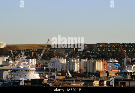 ABERDEEN, Schottland - 12. FEBRUAR 2018: Blick über Hafen Aberdeen mit Schiffen, Booten und Kräne und, auf der südlichen Torry Seite, Lagertanks mit Stockfoto