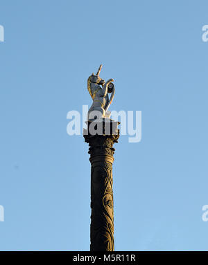 ABERDEEN, Schottland - 12. FEBRUAR 2018: Sandstein Säule von 1686 und weißem Marmor Einhorn, Schottland's Wappentier, der Stadt Mercat (Markt) Kreuz Stockfoto