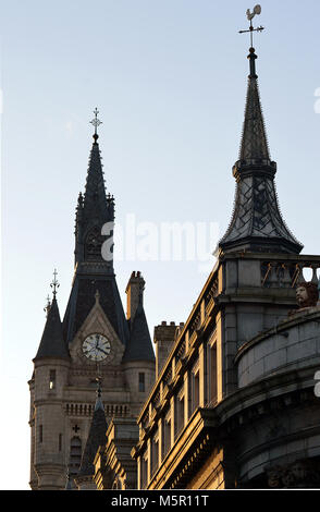 ABERDEEN, Schottland - 12. FEBRUAR 2018: die Türme und Zinnen des Stadthauses und der Mautstelle in der Union Street in frühen Abend licht Stockfoto