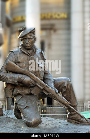 ABERDEEN, Schottland - 12. FEBRUAR 2018: ein Detail von Mark Richards Statue zum Gedenken an lokale Regiment der Stadt, die Gordon Highlanders, auf den Sitzen Stockfoto