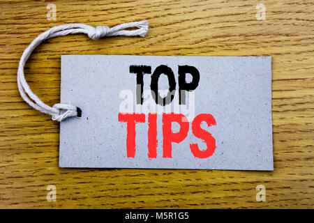 Konzeptionelle Hand schreiben Bildunterschrift angezeigt Top Tipps. Business Konzept für Experten Tipp Anleitung zum Preis Papier mit Kopie Speicherplatz auf Holz- v Stockfoto