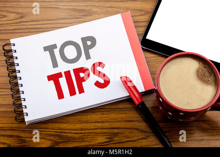 Handschrift Ansagetext angezeigt Top Tipps. Business Konzept für Experten Tipp Anleitung auf notepad Papier auf Holz- Hintergrund mit Platz offi Geschrieben Stockfoto