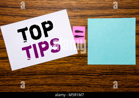 Handschrift Ansagetext angezeigt Top Tipps. Business Konzept für Experten Tipp Anleitung auf haftnotiz Papier Holz- Hintergrund geschrieben. Gleichung Mathe Stockfoto