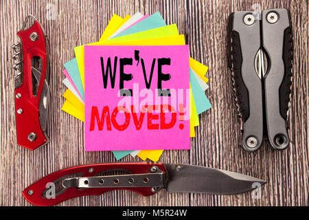 Schreiben Text zeigen Wir sind umgezogen. Business Konzept für Unternehmen Sich auf Holzuntergrund mit Taschenmesser mit Platz geschrieben Stockfoto