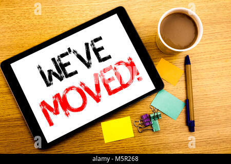 Handschriftliche Bildunterschrift angezeigt Wir sind umgezogen. Business Konzept schreiben für Unternehmen Sich auf Tablet geschrieben, Holz- Hintergrund mit klebrigen n Stockfoto