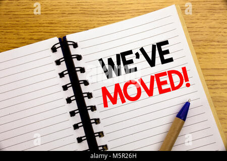 Wort, Schrift, Wir sind umgezogen. Business Konzept für Unternehmen Ändern auf Notepad mit Platz Geschrieben am alten Holz Hintergrund mit Kugelschreiber Marker Stockfoto