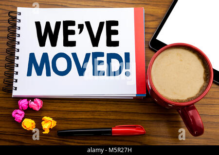 Handschriftlichen Text, Wir sind umgezogen. Business Konzept schreiben Unternehmen Ändern auf notepad Papier geschrieben, alte schwarze hölzerne Hintergrund in offic Stockfoto