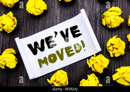 Schreiben Text zeigen Wir sind umgezogen. Business Konzept für Unternehmen Ändern auf haftnotiz Notepad Notebook buch Holz- Hintergrund mit ihr Stockfoto