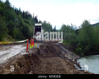 Schwere Unwetter. Ein großes Unwetter Ende Juni führte zur Überschwemmung in Denali National Park und Straße Reparaturen zwischen Wonder Lake und Kantishna. In Nationalparks, wo Flüsse wild und ungezähmt ausführen, diese schweren Regengüsse kann es zu Überschwemmungen, park Infrastruktur und Besucher Sicherheit gefährden. (Yosemite, Mount Rainier und Rocky Mountain sind nur einige der Parks, in denen große Überschwemmungen sowohl Landschaften und Infrastruktur angeordnet haben.) Da Unwettern jetzt schwerer sind und häufig auftretende, park Personal wird zunehmend mit dem halten Besucher sicher angefochten werden. Stockfoto