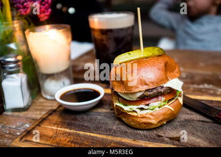 Gourmet Hamburger und Getränke Stockfoto