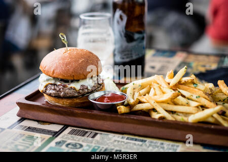 Gourmet Hamburger und Pommes Frites Stockfoto