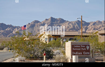 Indian Cove Campground Ranger Station, Twentynine Palms, CA. Indian Cove Campground liegt inmitten der riesigen, steilen Felsformationen, für die der Joshua Tree National Park bekannt ist. Aufgrund seiner Nähe zu vielen Kletterrouten ist es ein beliebter Camping Ort für Kletterer. Indian Cove ist eine von nur zwei Kampingplï¿½ze im Park, die während der langen Winter reserviert werden können; es ist offen auf der Basis von 1. Juni bis 29. September serviert. Reisende, die warmen, trockenen Wintern Herde zu Joshua Tree von Oktober bis Mai, wenn die Temperaturen zwischen 70-90 Grad genießen Duri Stockfoto
