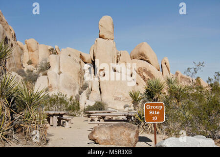 Indian Cove Campground, Twentynine Palms, CA. Indian Cove Campground liegt inmitten der riesigen, steilen Felsformationen, für die der Joshua Tree National Park bekannt ist. Aufgrund seiner Nähe zu vielen Kletterrouten ist es ein beliebter Camping Ort für Kletterer. Indian Cove ist eine von nur zwei Kampingplï¿½ze im Park, die während der langen Winter reserviert werden können; es ist offen auf der Basis von 1. Juni bis 29. September serviert. Reisende, die warmen, trockenen Wintern Herde zu Joshua Tree von Oktober bis Mai, wenn die Temperaturen zwischen 70-90 Grad am Tag schweben genießen und Stockfoto