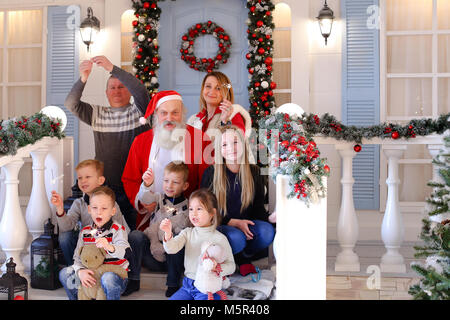 Gerne große Familie Weihnachten feiern mit Santa Claus. Stockfoto