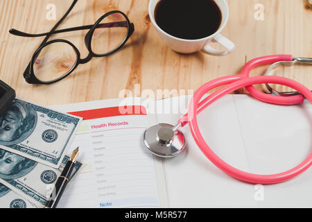 Gesundheit Aufzeichnungen im Buch Hinweis mit Füllfederhalter Holz- Hintergrund. Stockfoto