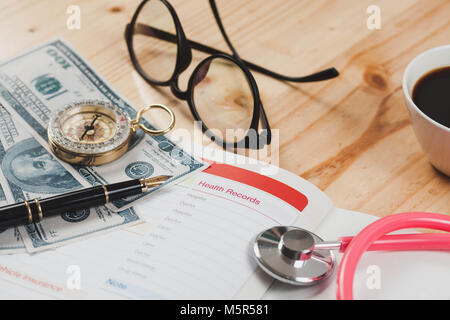 Gesundheit Aufzeichnungen im Buch Hinweis mit Füllfederhalter Holz- Hintergrund. Stockfoto