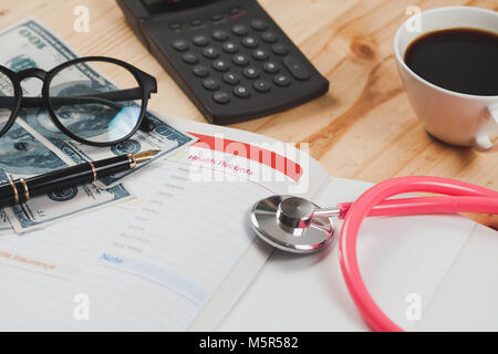 Gesundheit Aufzeichnungen im Buch Hinweis mit Füllfederhalter Holz- Hintergrund. Stockfoto